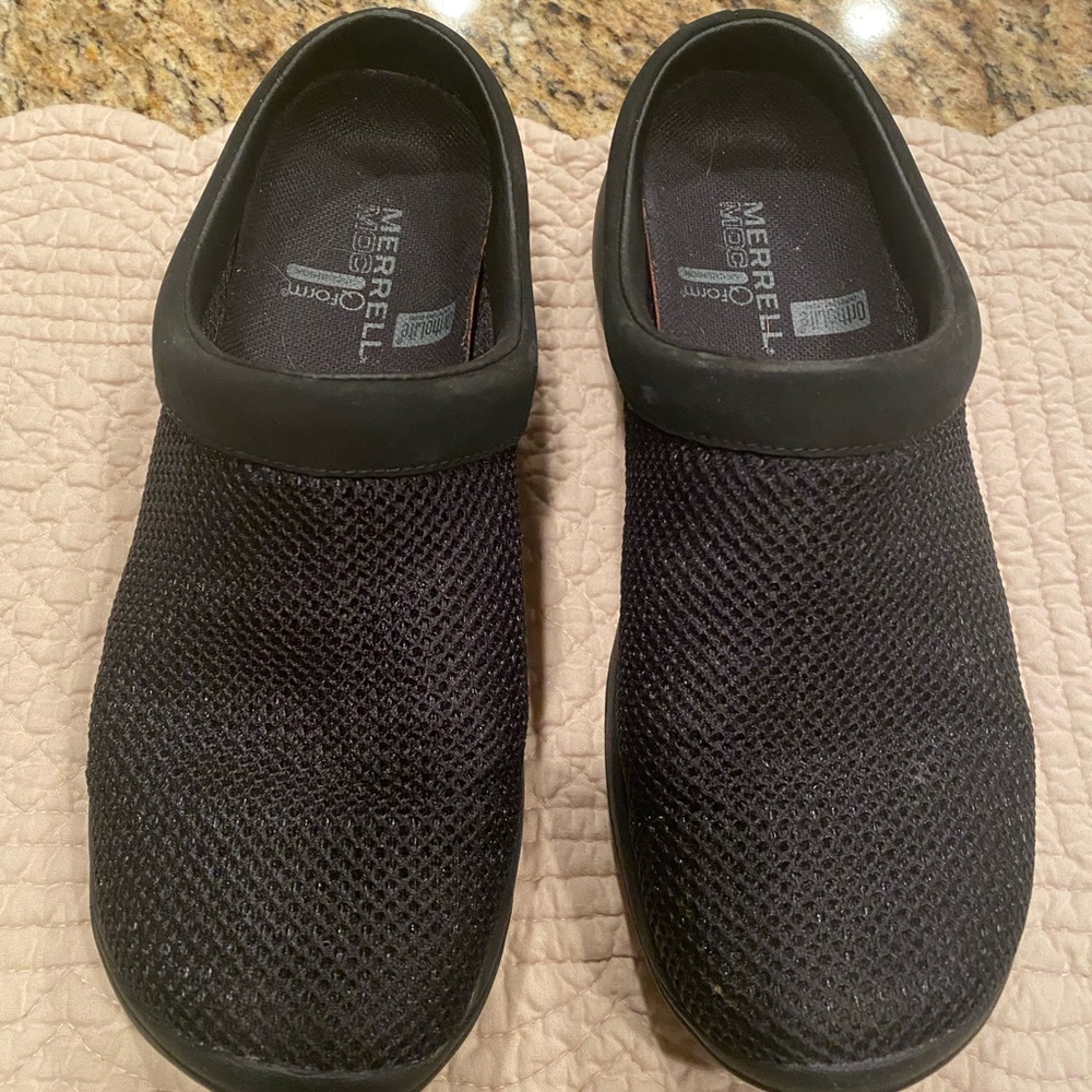 Merrill black form clogs